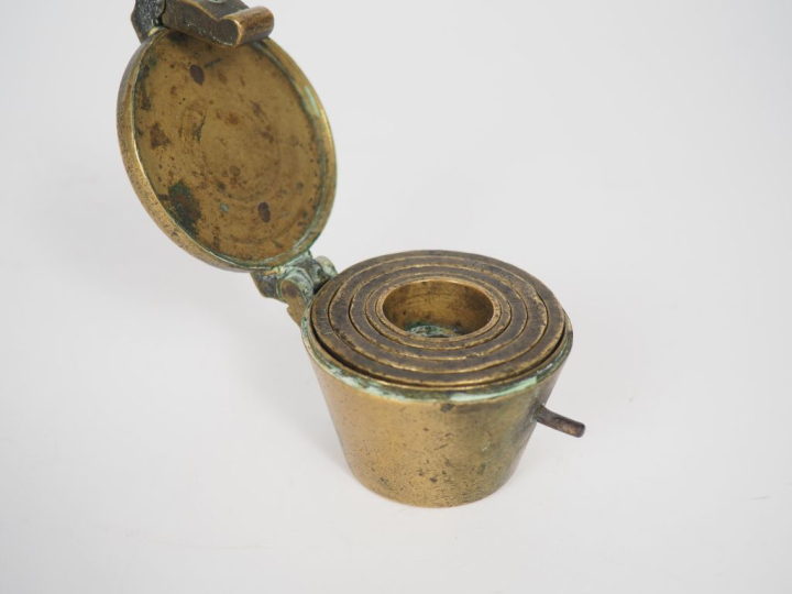 Pile de poids ancienne en bronze. H. 4,5 cm. (Petits poids manquants).