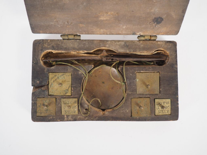 Trébuchet en laiton dans son coffret en bois, avec ses poids. Dim. 2,5