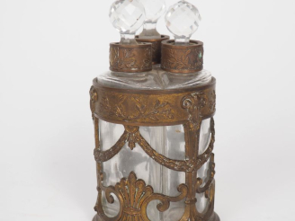 Vente aux enchères Cave à odeurs Napoléon III de style Empire en verre gainé de laiton, à