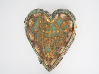 Vente aux enchères Reliquaire en paperolle XIXème en forme de cœur. Dim. 19 x 15 cm. (Vit