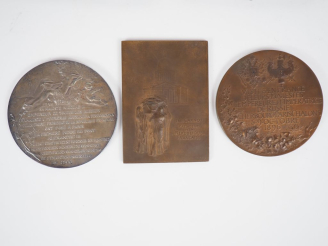 Vente aux enchères ROTY. Plaque en bronze à patine brune, "dans le deuil de la patrie". D