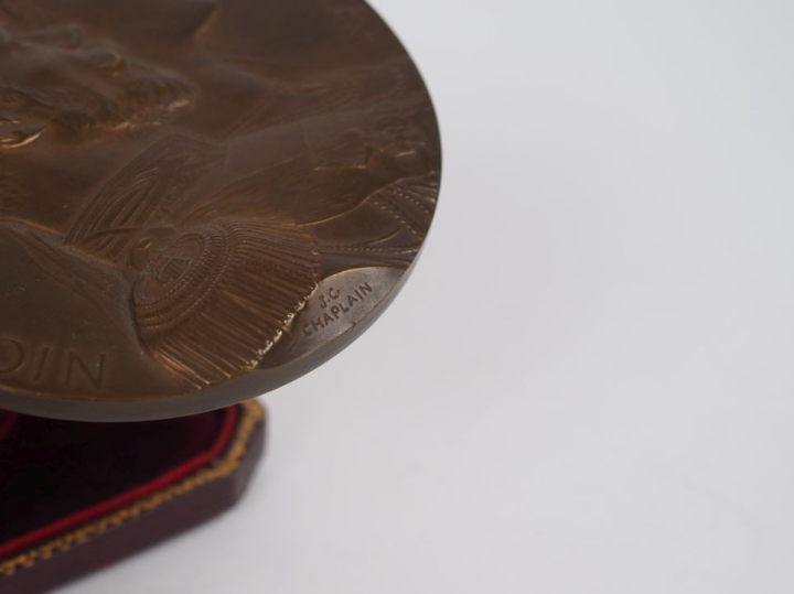 ROTY. Plaque en bronze à patine brune, "dans le deuil de la patrie". D