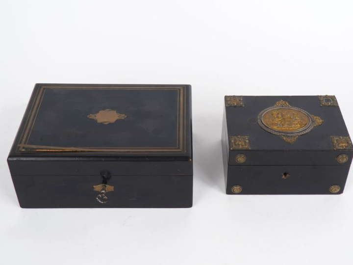 Deux coffrets Napoléon III en bois noirci et bois de placage, ornement