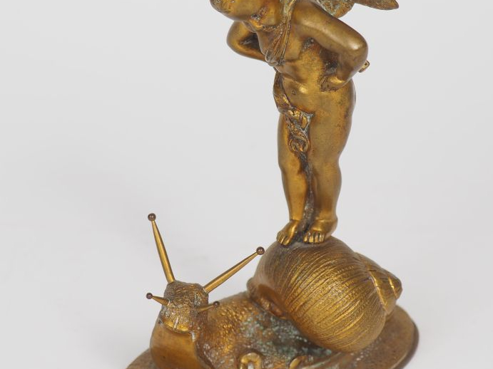 Sujet fin XIXème - début XXème en bronze, "angelot perché sur un escar