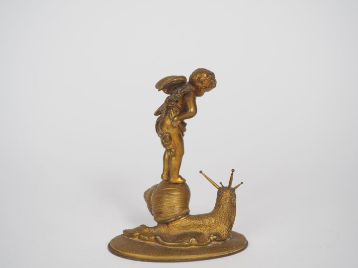 Sujet fin XIXème - début XXème en bronze, "angelot perché sur un escar