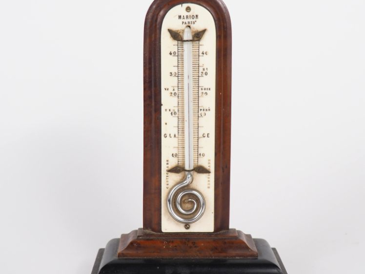 MARION à Paris. Baromètre en bois. Signé. H.  17 cm.