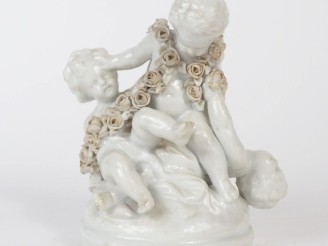 Vente aux enchères SEVRES (d'après). Petit groupe en porcelaine, "amours à la guirlande f