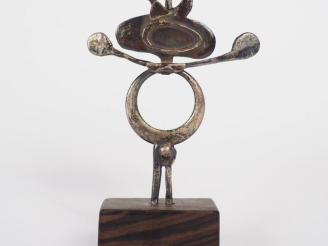 Vente aux enchères Figurine anthropomorphe en métal argenté, socle en bois. H. 8 cm.,