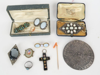 Vente aux enchères 10 différents bijoux anciens en argent ou métal argenté, pierres dures