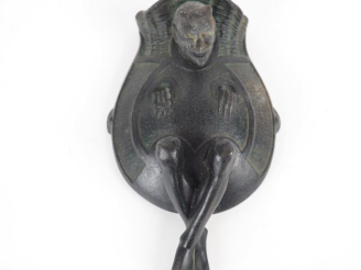 Vente aux enchères Pique-fleurs mural en régule à patine noire figurant une gargouille. D