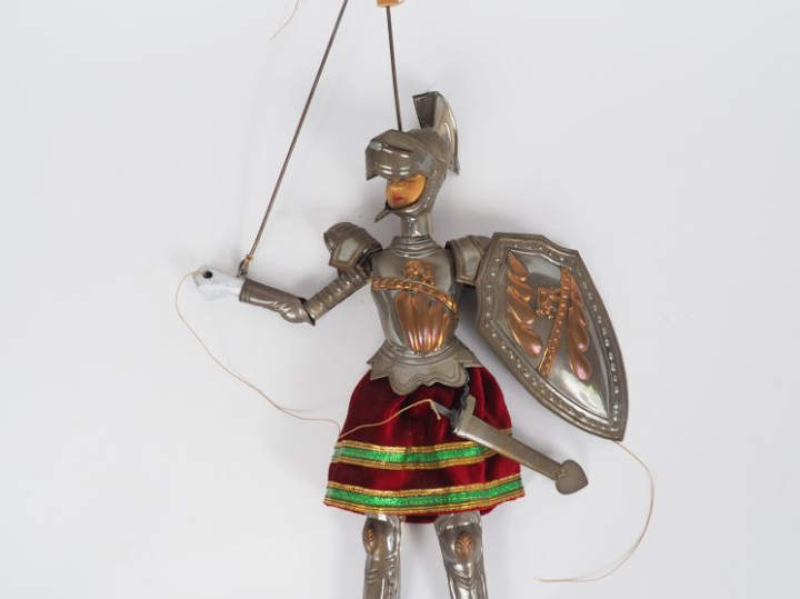 Marionnette en métal argenté et textile figurant un guerrier en armure