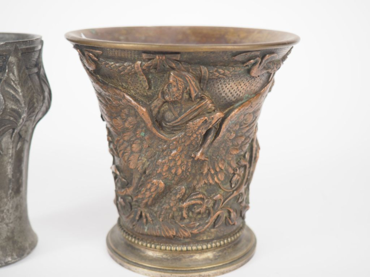 KANN. Vase en étain à décor végétal. Signé. H. 12 cm.  On y joint un v