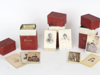 Vente aux enchères 3 emboîtages en carton gainés de cuir rouge, "parents", "amis", "diver