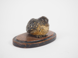 Vente aux enchères Sujet en plomb de Vienne, "moineau", sur un socle en bois. Dim. 2,5 x 