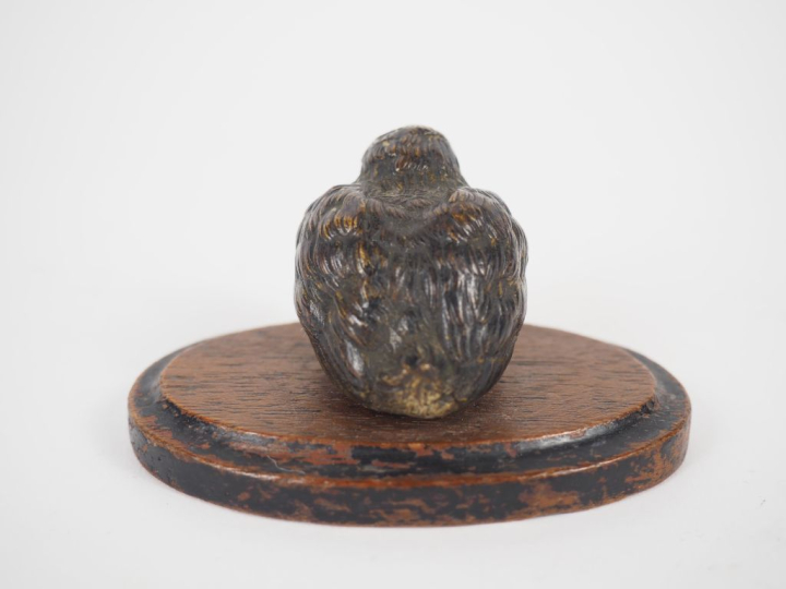 Sujet en plomb de Vienne, "moineau", sur un socle en bois. Dim. 2,5 x 