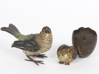 Vente aux enchères Deux sujets en bronze de Vienne, "moineau" et "oisillon sorti de son œ