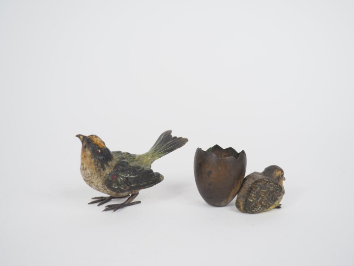 Deux sujets en bronze de Vienne, "moineau" et "oisillon sorti de son œ