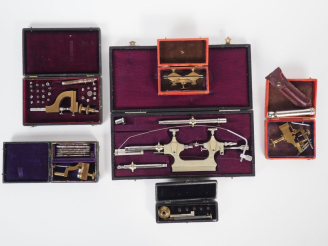 Vente aux enchères 6 coffrets contenant des instruments d'horlogerie en métal argenté et 