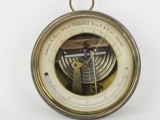 Vente aux enchères Baromètre / thèrmomètre en laiton mécanisme apparent. Diam. 13 cm.