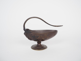 Vente aux enchères F. LEVILLAIN.  Coupe en forme de nacelle sur piédouche, en bronze à dé