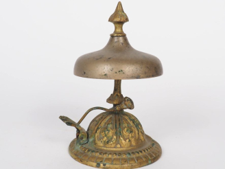 Vente aux enchères Sonnette de table 1900 en bronze à décor de frise de perles. H. 15 cm.