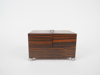 Vente aux enchères Coffret à cigares de style Art Déco en palissandre, reposant sur quatr