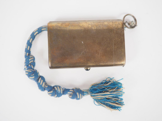 Vente aux enchères Boite à cigarettes en argent de forme rectangulaire.. Dim. 5,8 x 9,3 c