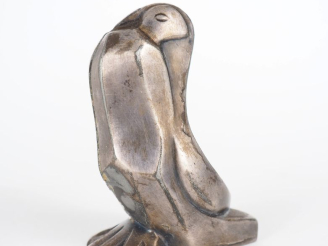 Vente aux enchères GALLIA. Salière en métal argenté de style Art Déco, "échassier". H. 8 