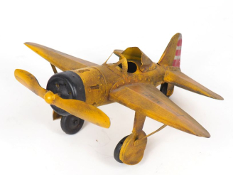 Vente aux enchères Avion à hélice miniature en tôle peinte, "F-AUZI". Dim. 1- x 21 x 25 c