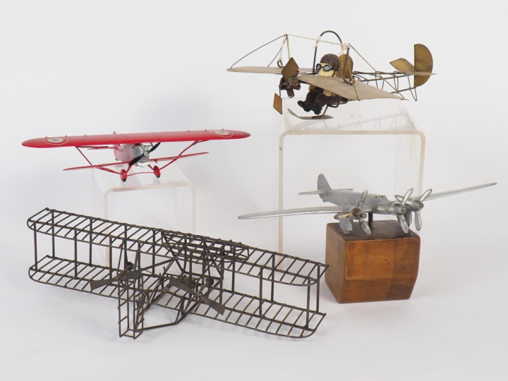 4 avions miniatures en métal, l'un reposant sur un socle en bois. Dim.