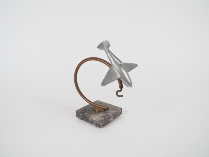 Porte-montre orné d'un avion en métal, base en marbre gris. H. 19 cm.