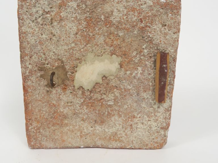 Ammonite sur un carreau en terre cuite. Dim. 16,5 x 16 x 4 cm.  (accid