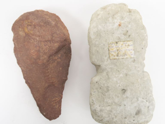 Vente aux enchères Un biface et un poids en pierre.  Dim. 18 x 9 à 19 x 7 cm