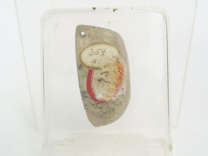 Préhistoire ? Pendentif en pierre avec des traits gravés suggérant un 