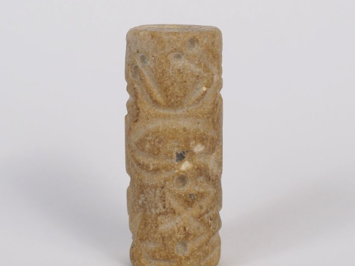 Orient ancien. Sceau cylindre en pierre blanche décoré d’animaux et de