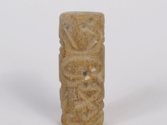 Vente aux enchères Orient ancien. Sceau cylindre en pierre blanche décoré d’animaux et de
