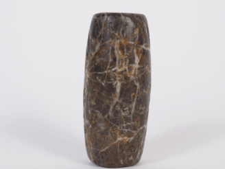 Vente aux enchères Orient ancien. Sceau cylindre en pierre noire veinée de blanc décoré d