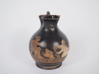 Vente aux enchères Vase grec. Œnochoé des Anthestéries (chous) figurant un enfant tenant 