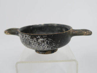 Vente aux enchères Vase grec. Coupe (kylix) à vernis noir. IVème av. J.-C. 14,5 x 8,5 cm 