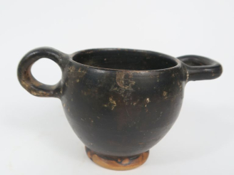 Vente aux enchères Grande Grèce. Skyphos en céramique à vernis noir. IVème s. av. J.-C. 1
