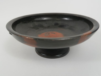 Vente aux enchères Vase grec. Coupe sur pied à vernis noir. IVème s. av. J.-C. 18 x 6,5 c