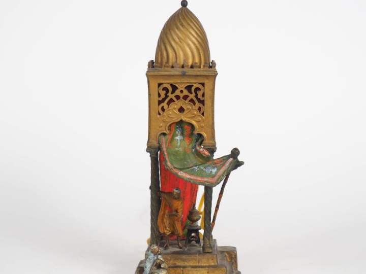Veilleuse en bronze de Vienne polychrome figurant deux turques sous un
