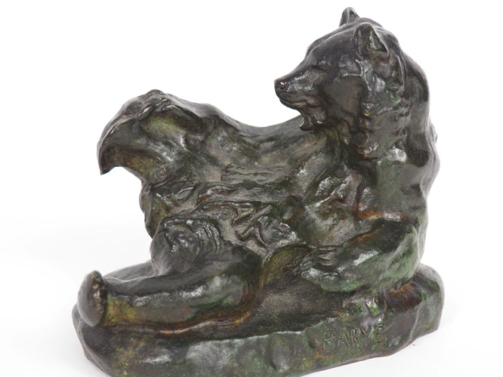 BARYE.  "l'ours". Sujet en bronze à patine verte. Signé Dim. 10,5 x 13