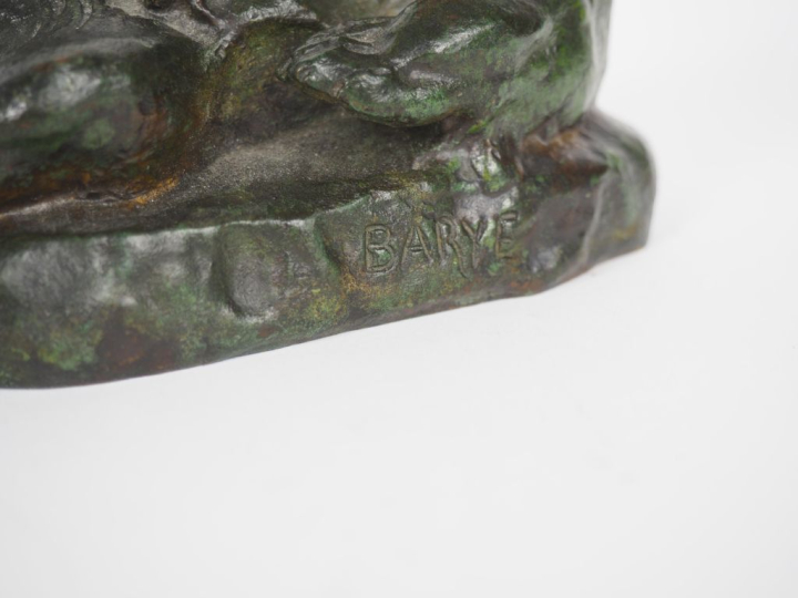 BARYE.  "l'ours". Sujet en bronze à patine verte. Signé Dim. 10,5 x 13