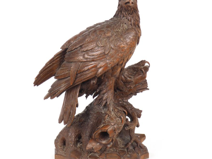 Peter BURI.  "l'aigle". Grande sculpture en noyer, yeux de l'oiseau en