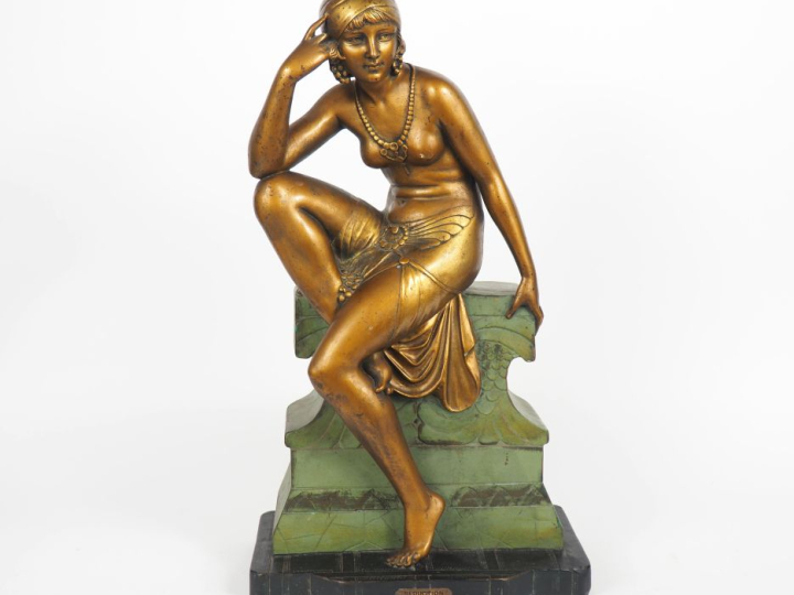 CIPRIANI.  "Séduction".  Sculpture Art Déco en plâtre polychrome.  H. 
