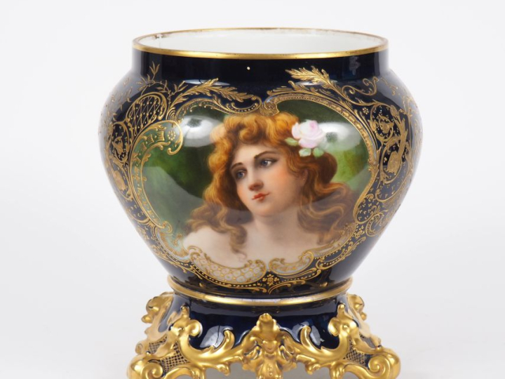 LIMOGES.  Jardinière et son présentoir en porcelaine à décor dans une 