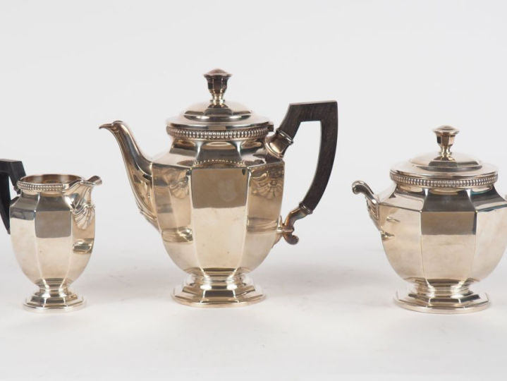 GALLIA.  Service à café en métal argenté à décor de godrons comprenant