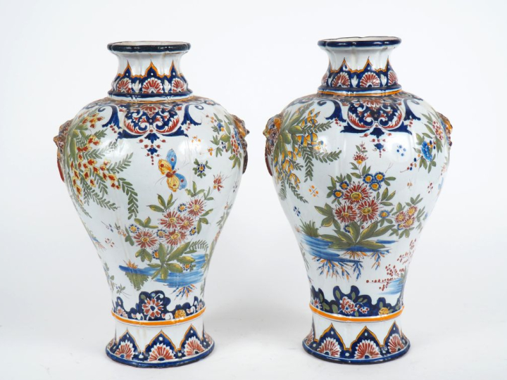 SAINT-CLEMENT.  Paire de vases ovoides en faience à décor de fleurs po