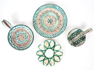 Vente aux enchères Robert PICAULT. Deux assiettes et deux poelons en céramique polychrome